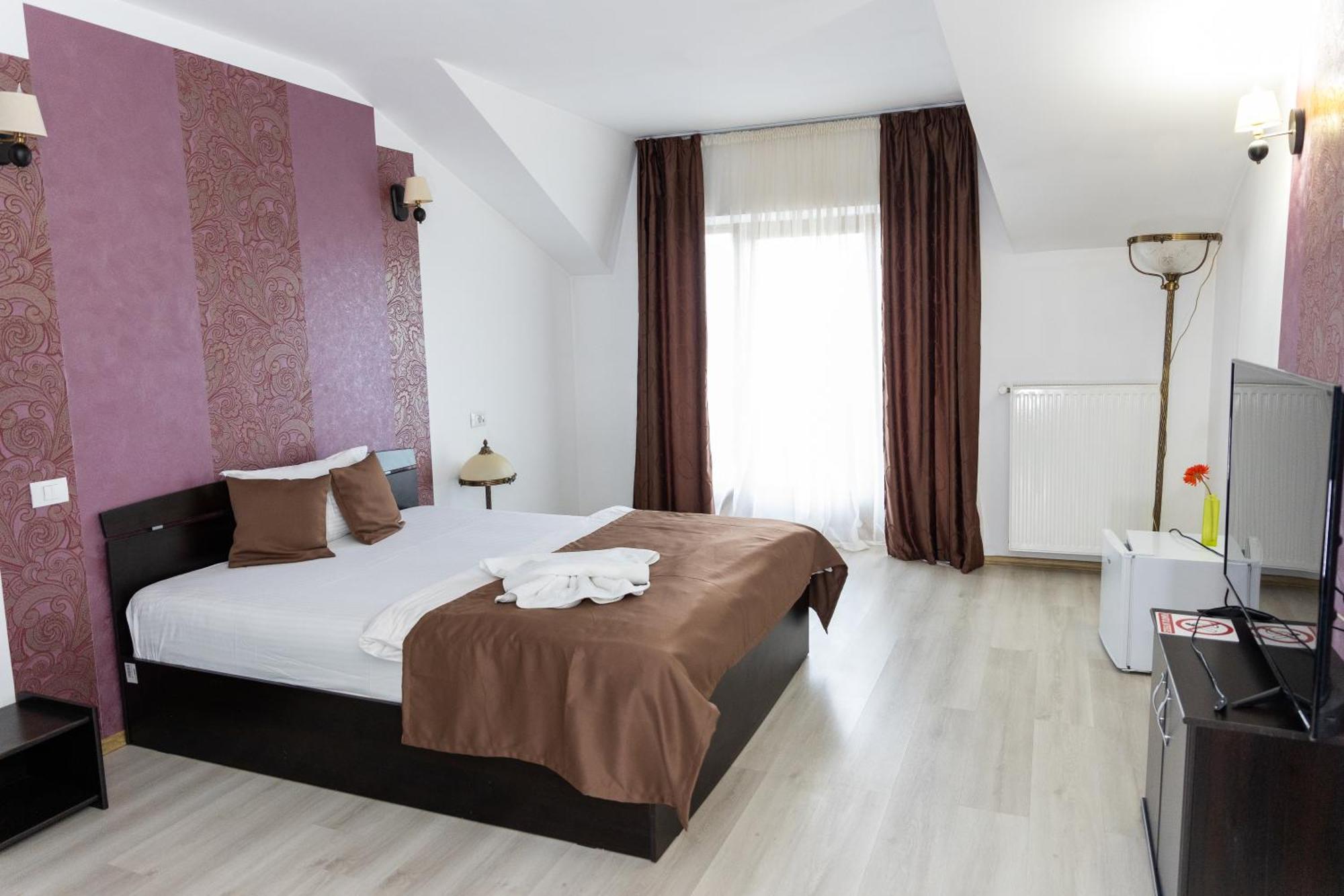 Hotel Rodiv Găeşti Exteriér fotografie