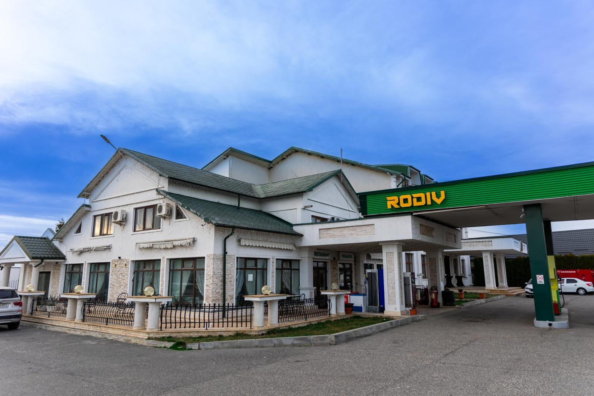 Hotel Rodiv Găeşti Exteriér fotografie