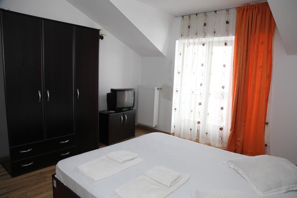 Hotel Rodiv Găeşti Exteriér fotografie